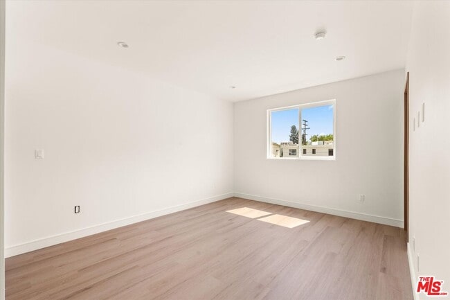 Building Photo - 5910 Mammoth Ave