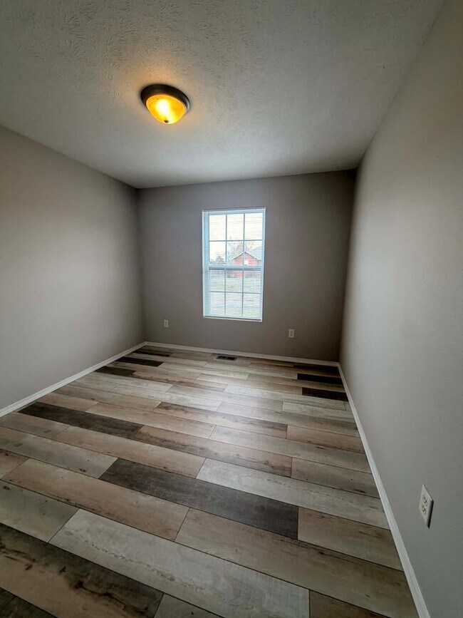 Building Photo - BEAUTIFUL 3 BEDROOM / 2 BATHROOM HOUSE IN JOPLIN MO- 2 CAR GARAGE!!