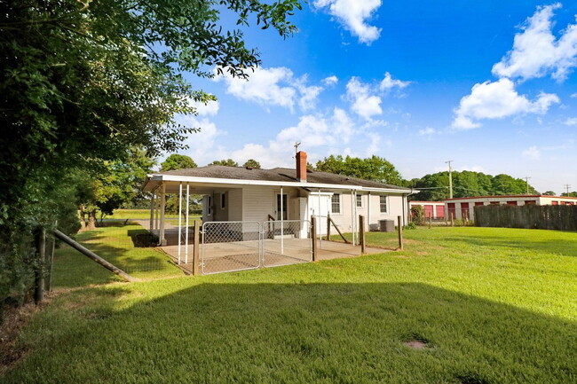Building Photo - RENOVATED 2 BR, 1.5 BA W/ DETACHED GARAGE/ STORAGE - PIKEVILLE SCHOOLS