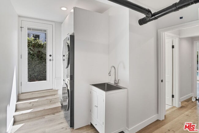 Building Photo - 2383 Panorama Terrace