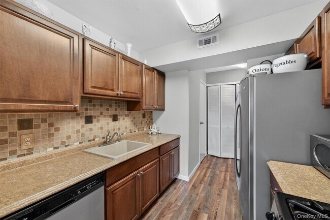 Building Photo - 1208 Whispering Hills Dr