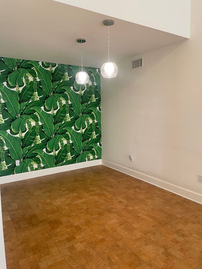 Building Photo - Hollywood Luxury 2 Bed Condo!