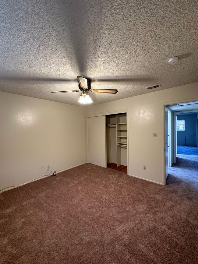 Building Photo - Reduced!!!