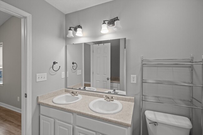 Building Photo - 202 Fairmount Way