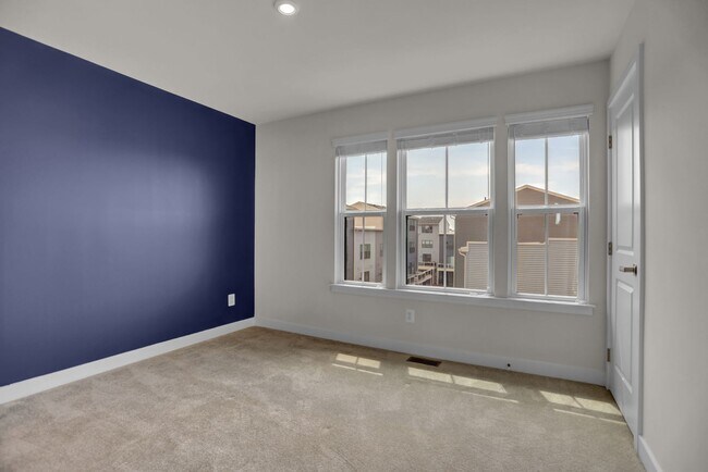 Building Photo - Luxury 4-Story Townhome with Rooftop Terrace!
