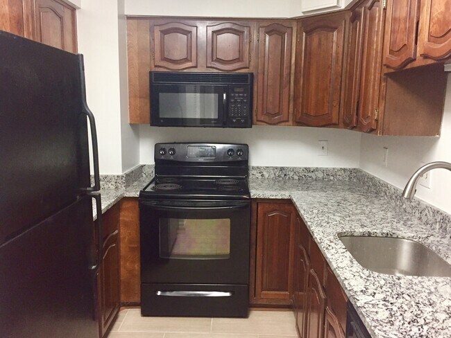 Building Photo - Updated Kitchen-1Bed 1Bath w Garage Parking at Georgetown Condo