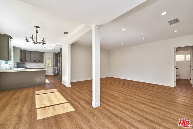 Primary Photo - 6443 Columbus Ave