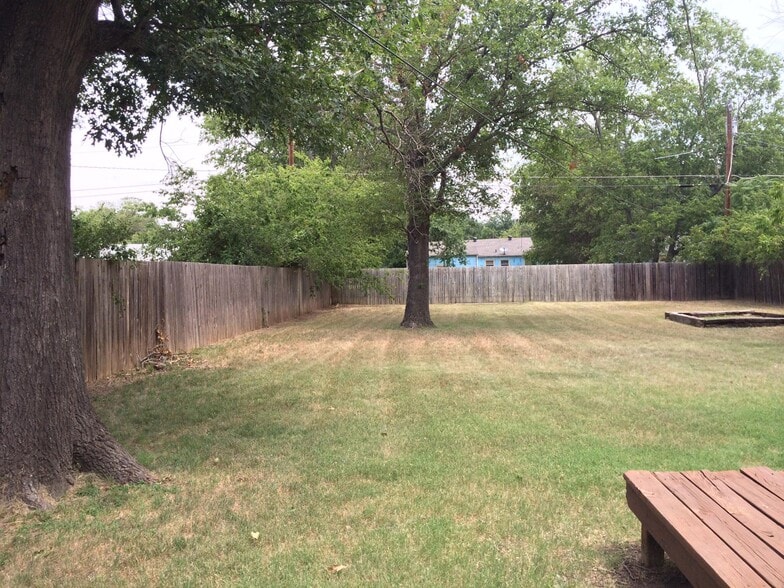 Huge back yard - 718 Cordell St
