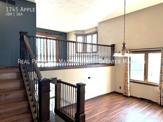 Building Photo - Beautiful split level house rental with 2 ...