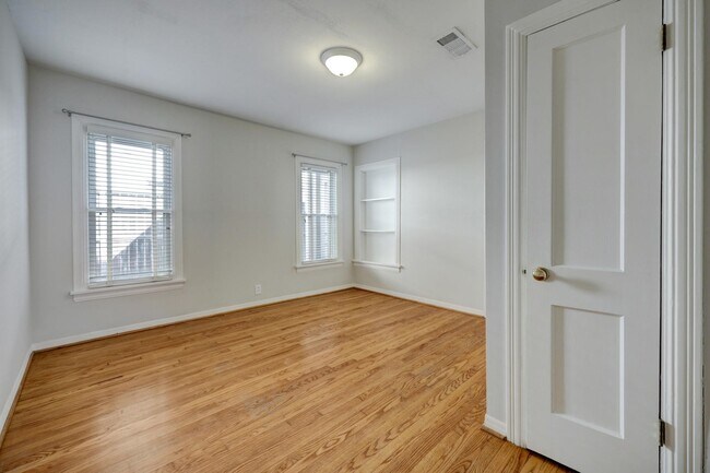 Building Photo - 2910 Plumb St