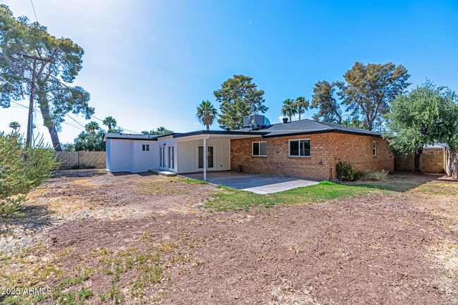 Building Photo - 3035 E Heatherbrae Dr
