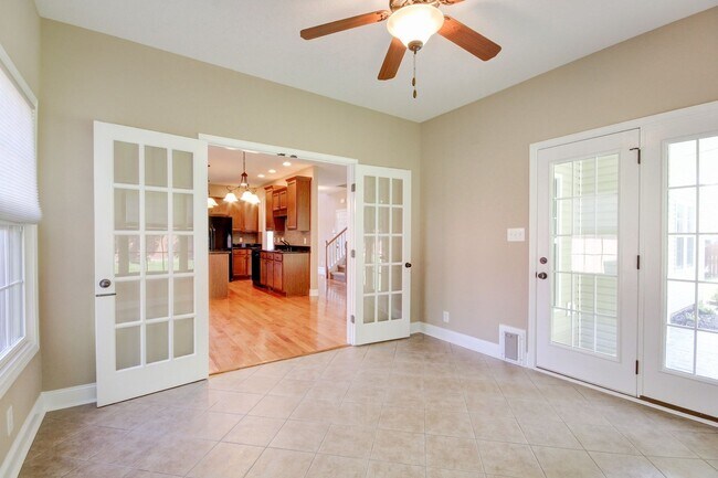 Building Photo - Four Bedroom with Bonus!