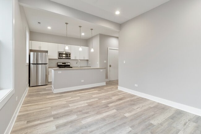 Building Photo - Top Floor, Gorgeous, Renovated 2bd/2bth, West Town Available 4/20