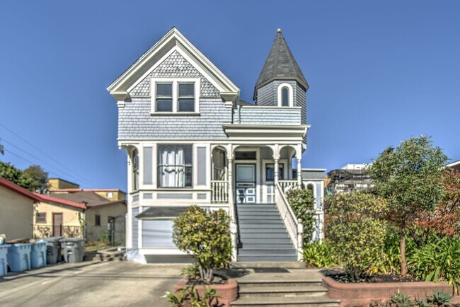 Building Photo - 2225 Blake St