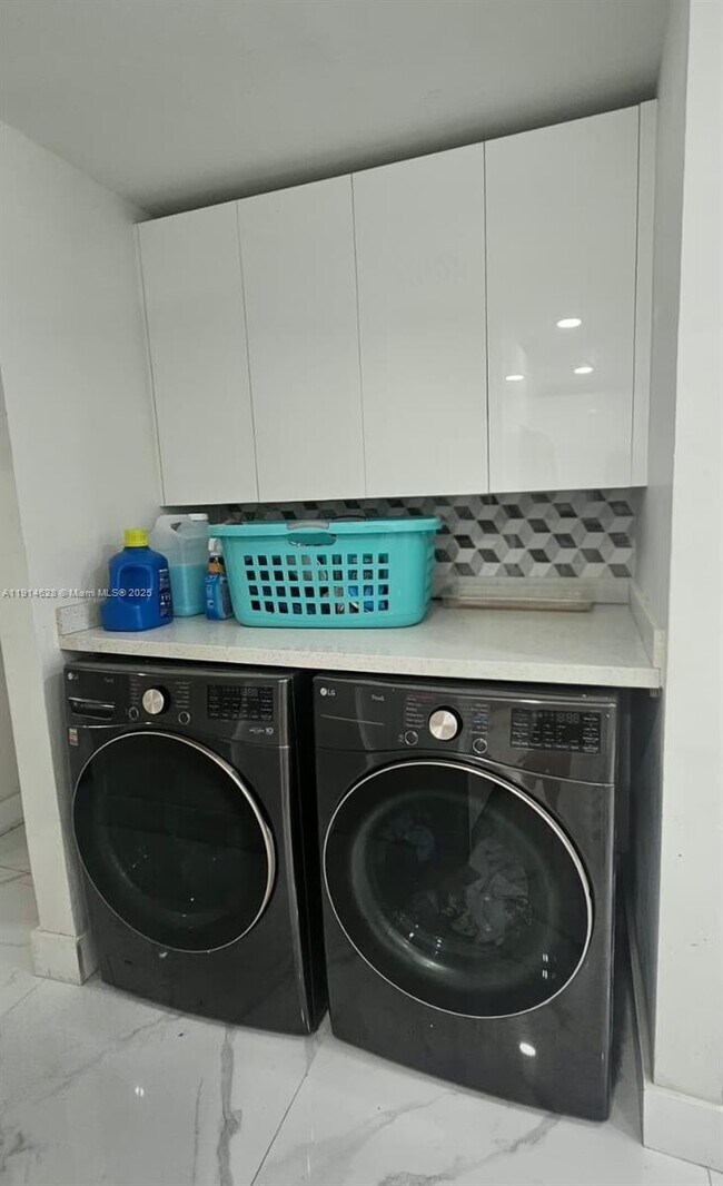 Building Photo - 11417 SW 35th Ln