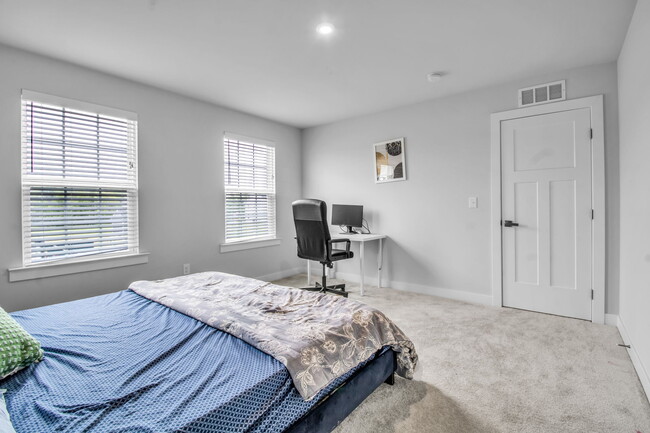 Building Photo - 4966 Brauer Dr