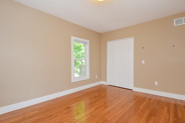 Building Photo - 422 Cadwell Ave NW