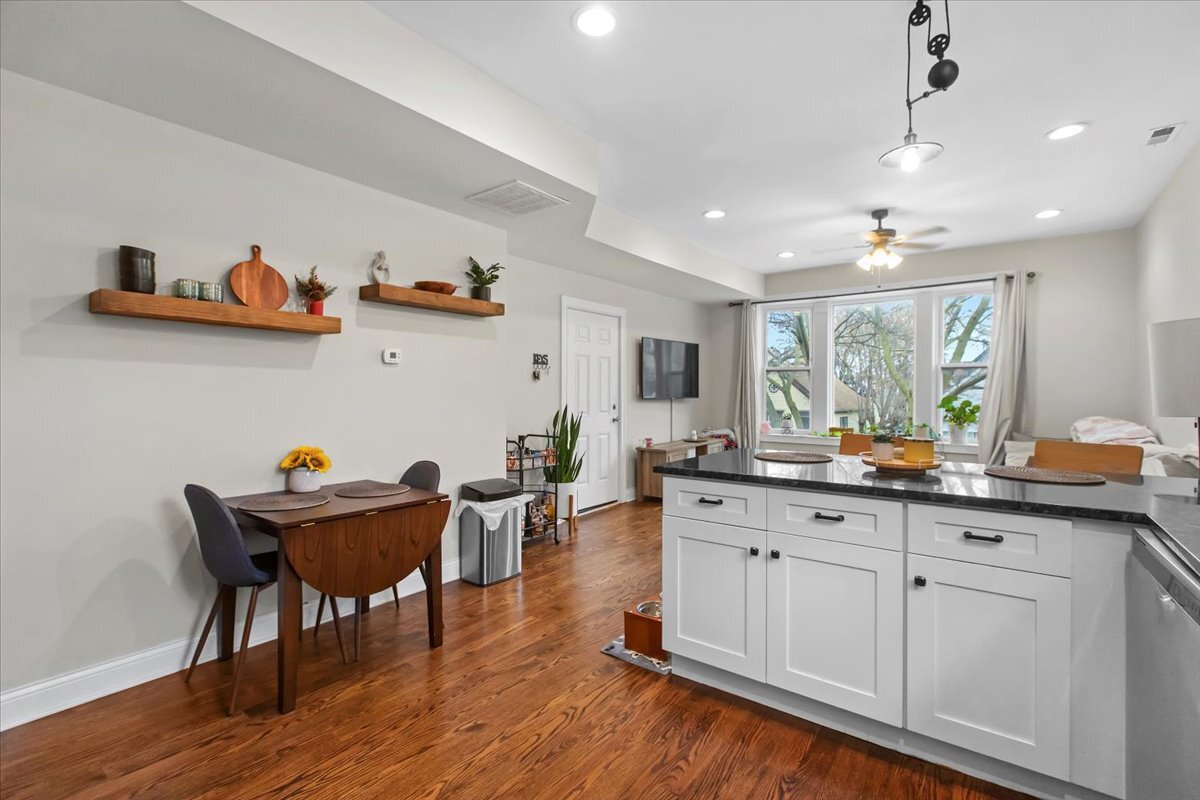 Building Photo - 2418 W Medill Ave