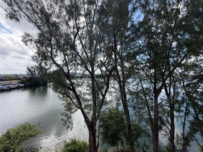 Building Photo - 10000 NW 80th Ct