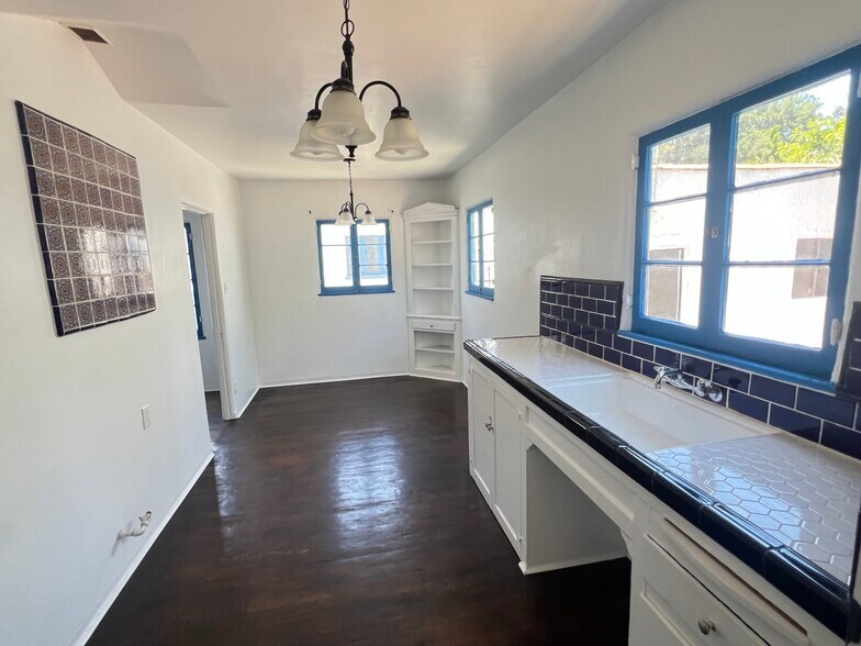Kitchen - 1931 Avalon St