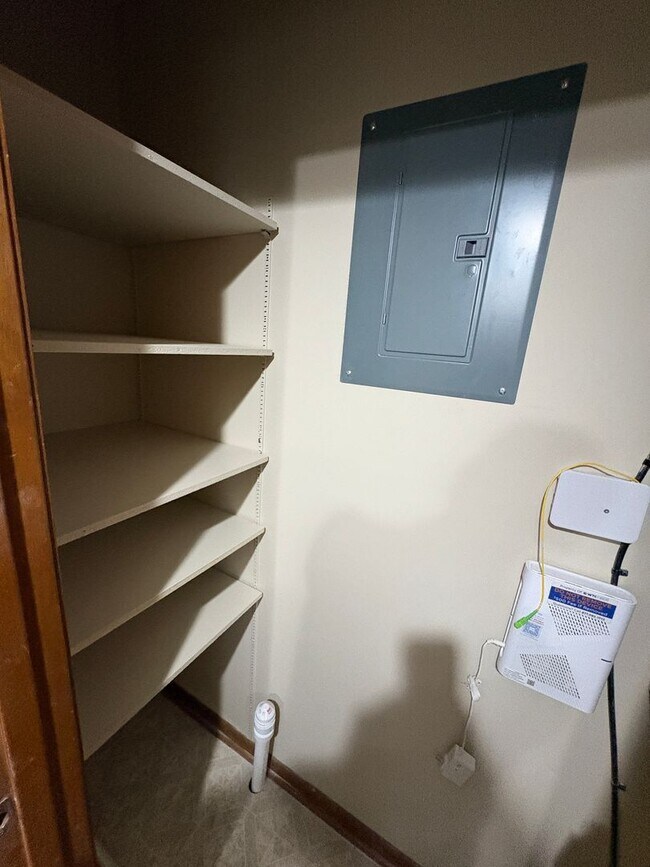 Building Photo - Available May 6th! Remodeled 1 bedroom unit