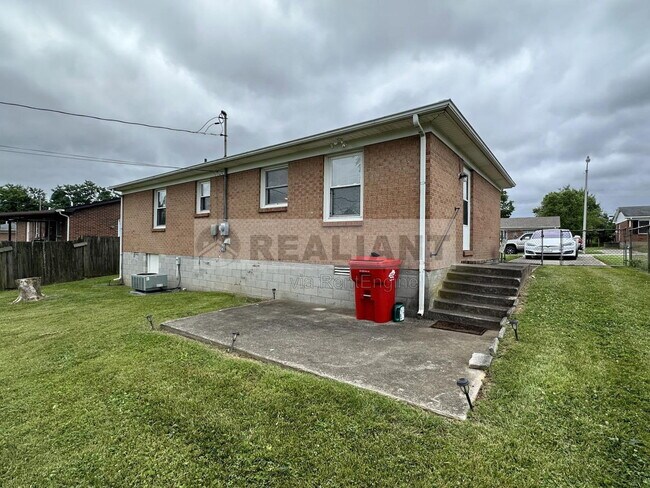 Building Photo - 530 Foxwood Dr