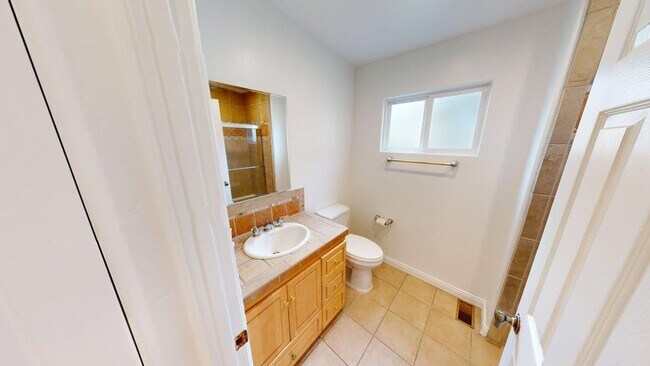 Building Photo - Spacious 4 Bed 3 Bath Home Available for L...