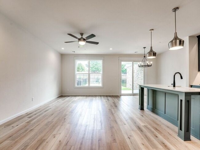 Building Photo - Luxury, Zero Maintenance Living Townhome