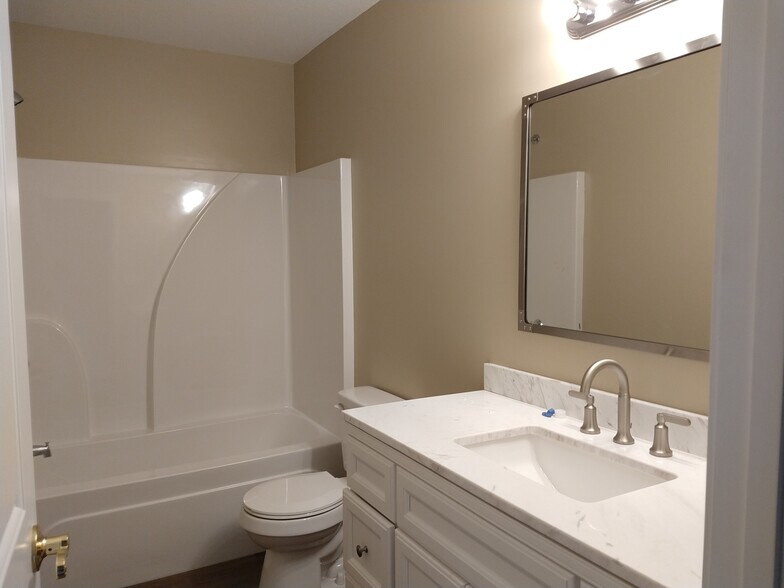 Bath 1 - 3880 Simpson Rd E