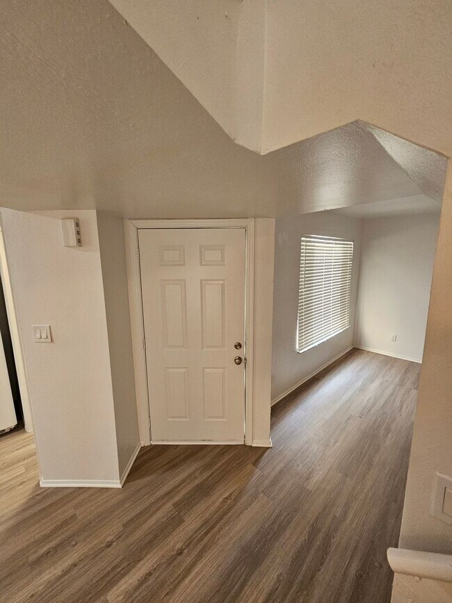 Building Photo - 1715 E Pepper Cir