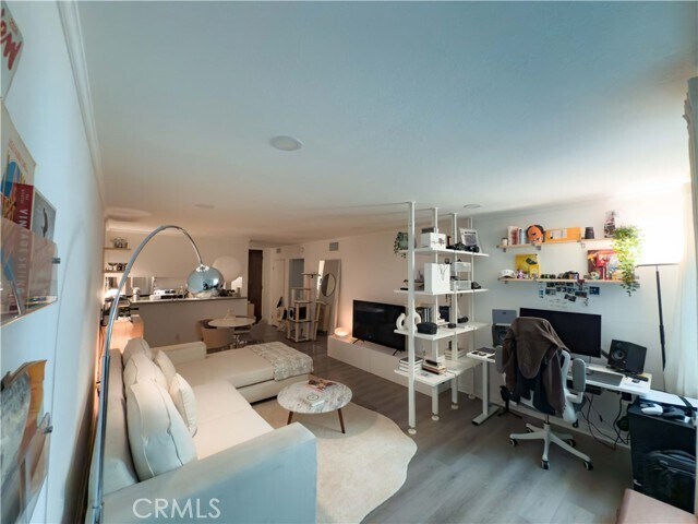 Building Photo - 532 N Rossmore Ave