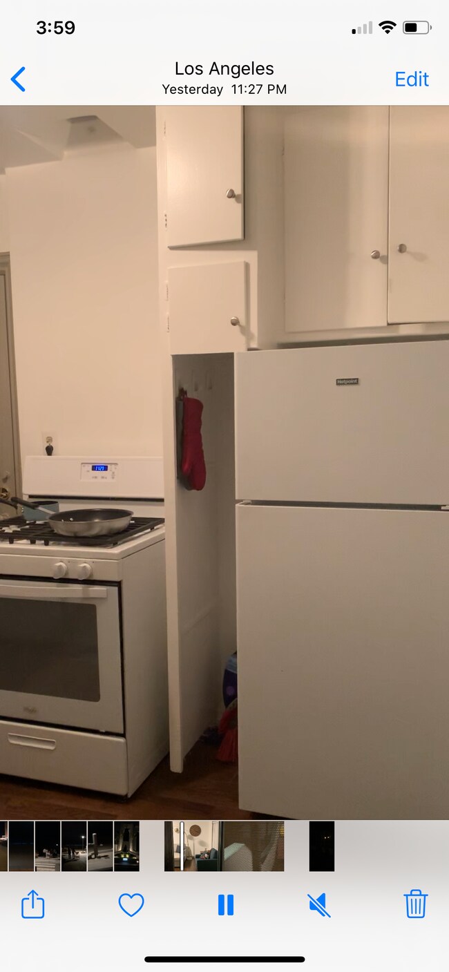 Gas stove - 3622 W Adams Blvd