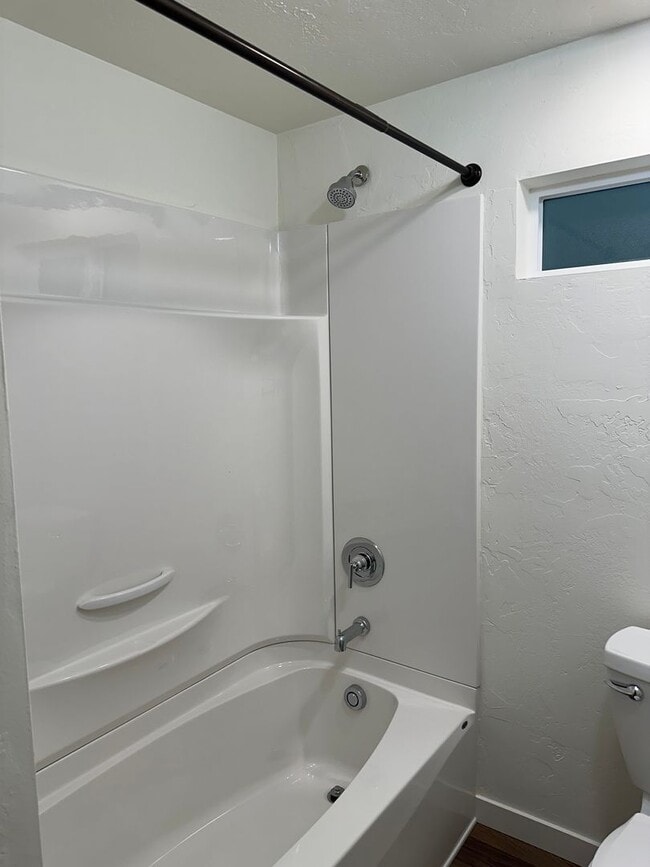 Building Photo - Beautifully updated 3 bedroom, 1 bath hous...