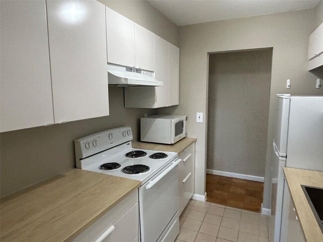 Building Photo - 1102 Town House Village