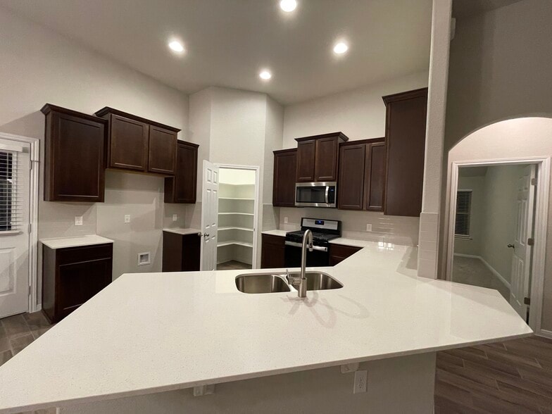 Building Photo - 300 La Joya Pass