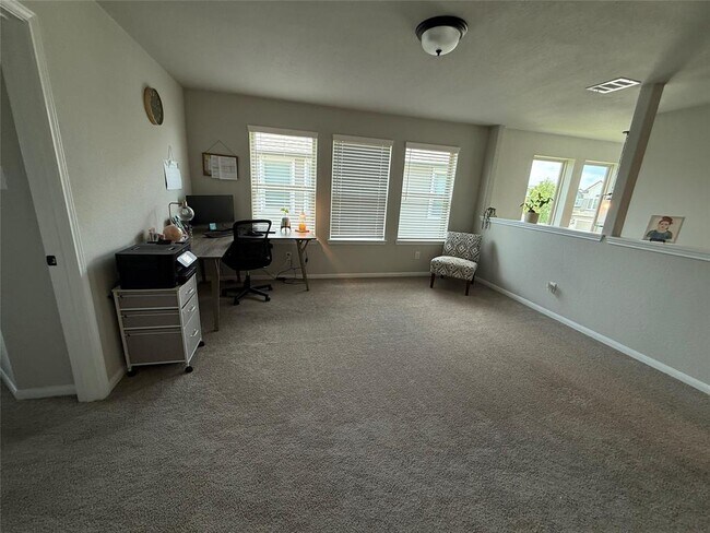 Building Photo - 5621 Hyde Park Dr