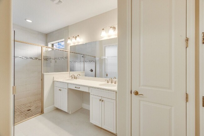 Building Photo - Loren Cove Villa