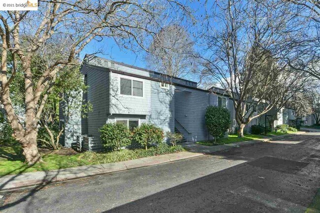 Building Photo - 18 Emery Bay Dr