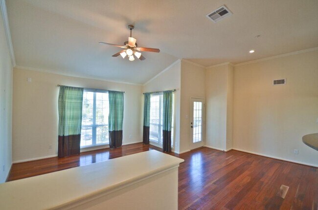 Building Photo - 6607 Lake Woodlands Dr