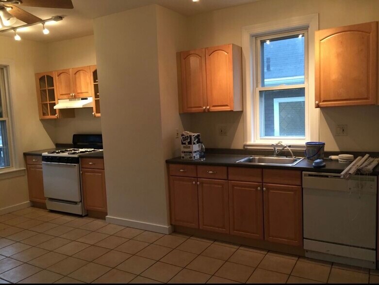 Building Photo - 756 Saratoga St