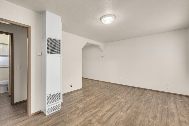 Building Photo - Spacious 2bedroom 1 bath in well maintained 4 Plex!