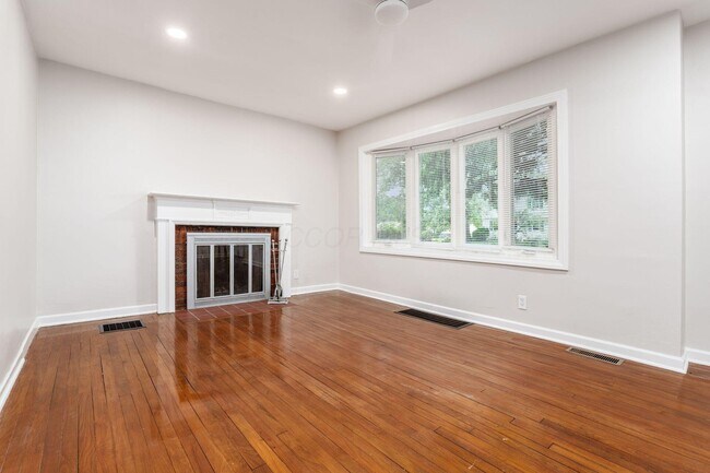 Building Photo - 884 S Chesterfield Rd