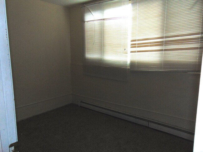 Building Photo - 125 Twin Oaks Dr