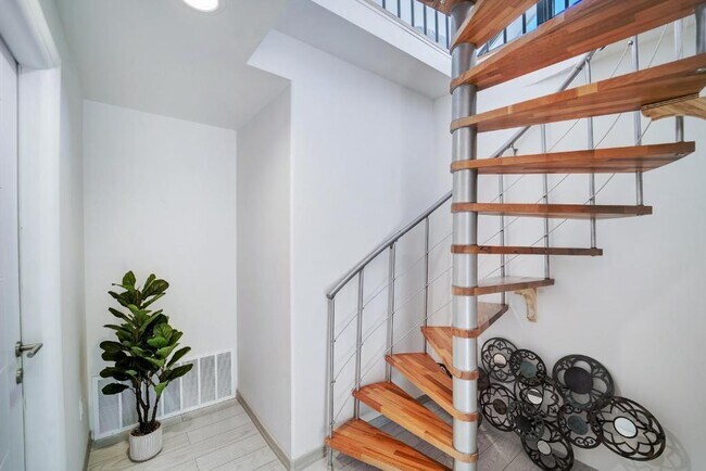 Building Photo - 1409 E M. Franklin Ave