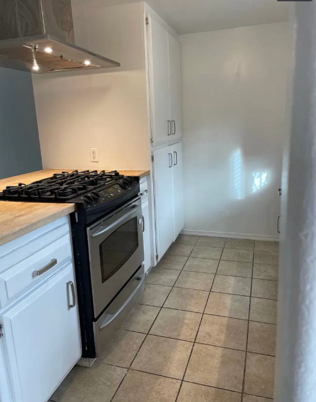 Building Photo - 2bed/1.5 bath with renovated kitchen! AC!!...