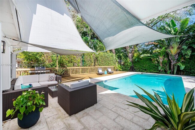 Building Photo - 1003 NE 118th St