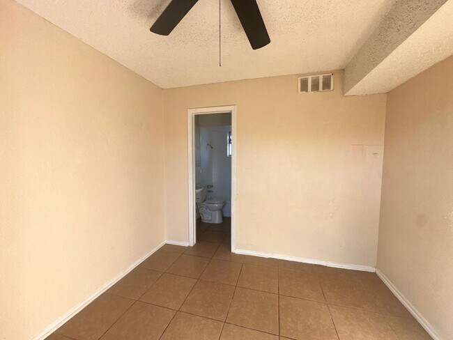 Building Photo - Affordable and Cozy Studio