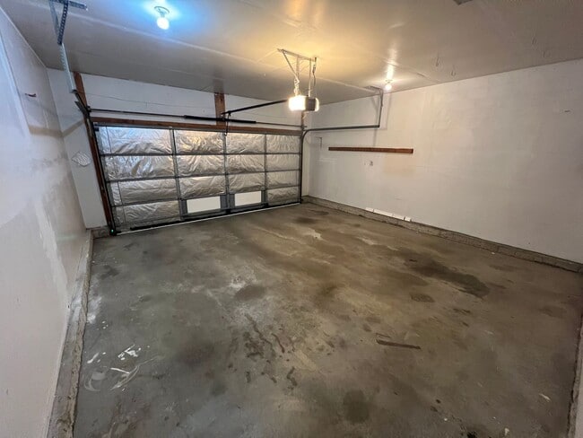 Building Photo - Immaculate 4 bed home in Bloomington