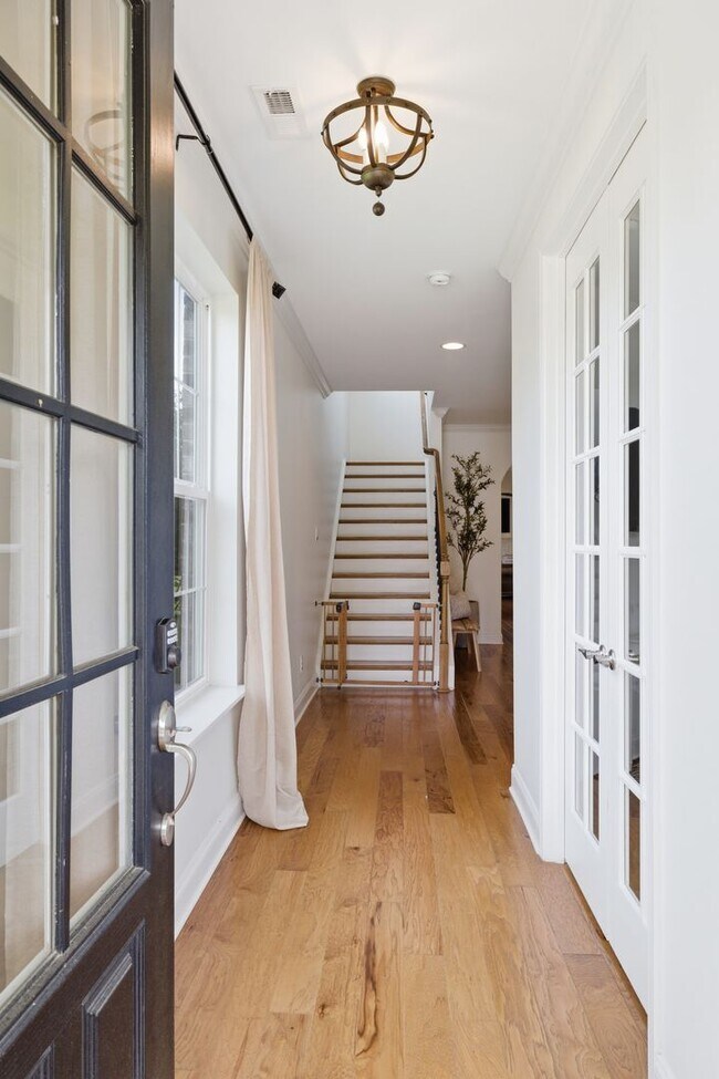 Building Photo - Luxury Executive Living in Sought-After Franklin Community