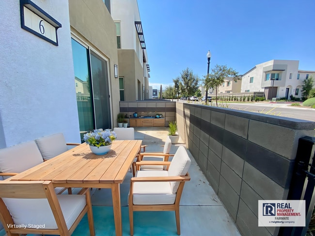 Building Photo - Modern 3-Bed, 3-Bath Home with Garage & Re...
